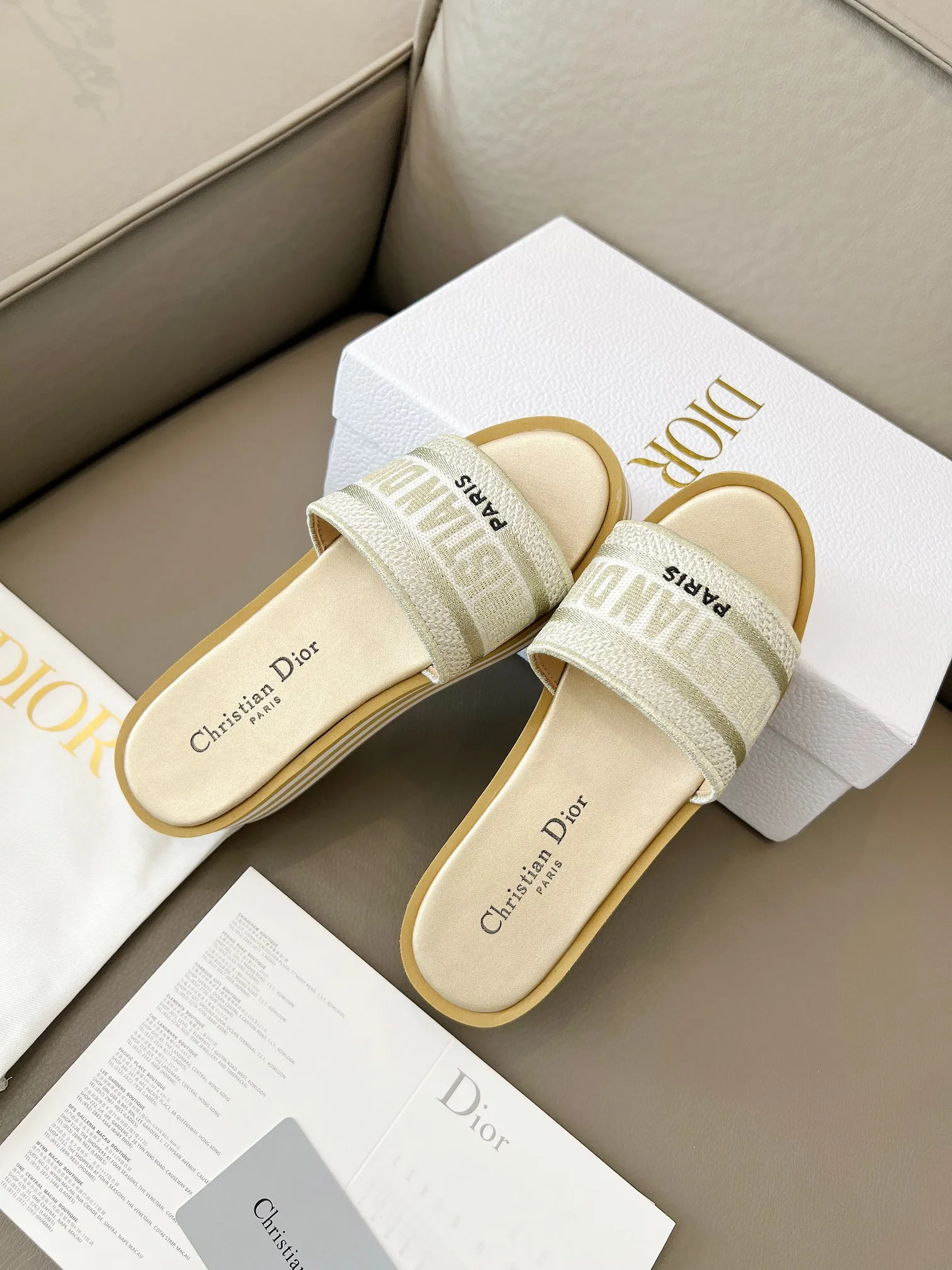 👟👟Ex-factory price 480👟👟 Dior's new spring and summer IVIETA DWAY jelly-colored flat-soled one-slip women's shoes with CD letter logo three-dimensional embroidery thick-soled round toe open-toe slippers. The original version is developed to be the top version on the market. It feels soft and delicate on the feet and is extremely comfortable. Material: Upper imported raffia electric embroidery high-temperature water-soluble cotton technical fabric + water-dyed cowhide foot pad lining + original consistent combination outsole Outsole: original outsole Size: 35-42 (40.41.42 custom-made, non-refundable and non-exchangeable)